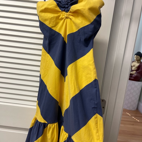 Very new/clean, white traps tie back neck. Very elegant style. House w. no pets - Picture 2 of 6